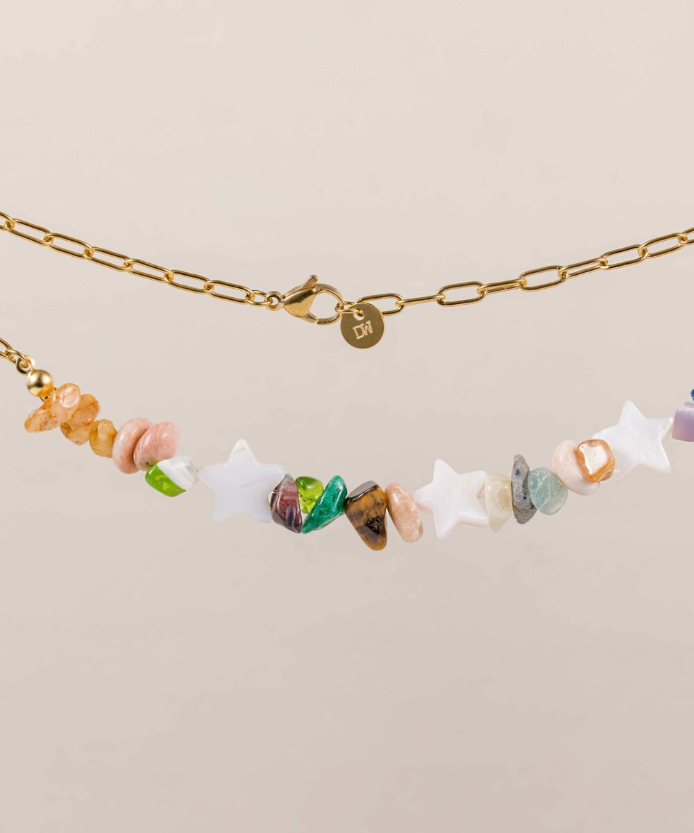 Atrévete a lucir un collar lleno de encanto y estilo. La Cadena Bali DW combina una sencilla cadena dorada con diferentes colores de piedra natural.