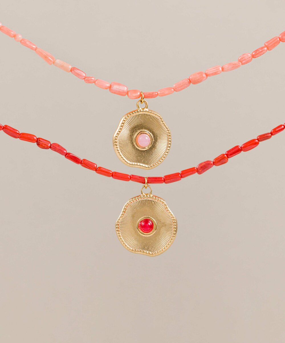 El Collar Tina DW es el combo perfecto, conjuga el color de la piedras en salmón o coral con una elegante medalla en el mismo color.