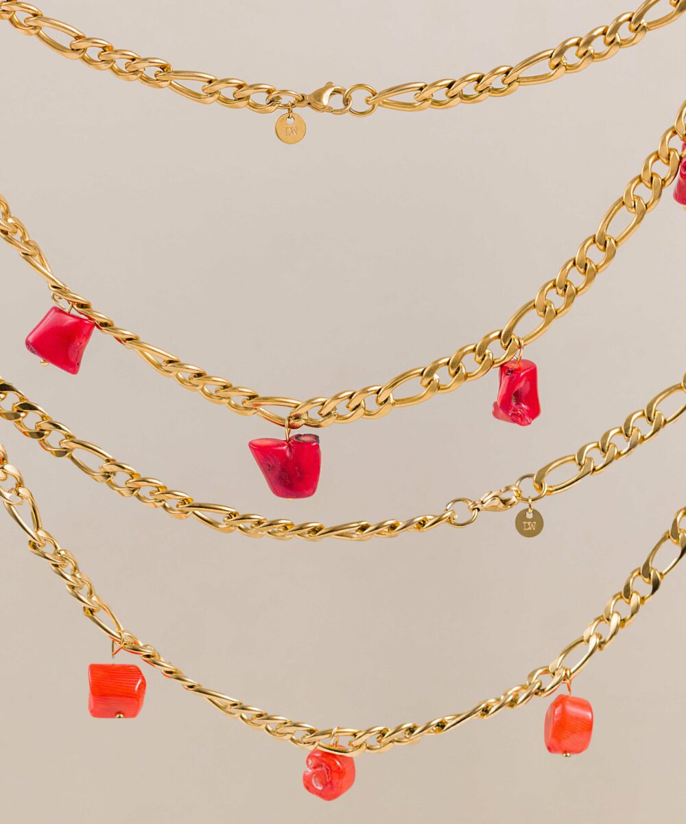 La Cadena Romi Corales Dw será el complemento perfecto para dar un toque de color a tus looks más veraniegos. ¡No te la quitarás!