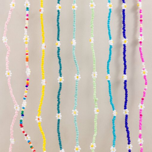 Acaban de aterrizar los Collares Margaritas Colores para darle color a todos tus looks más casual
