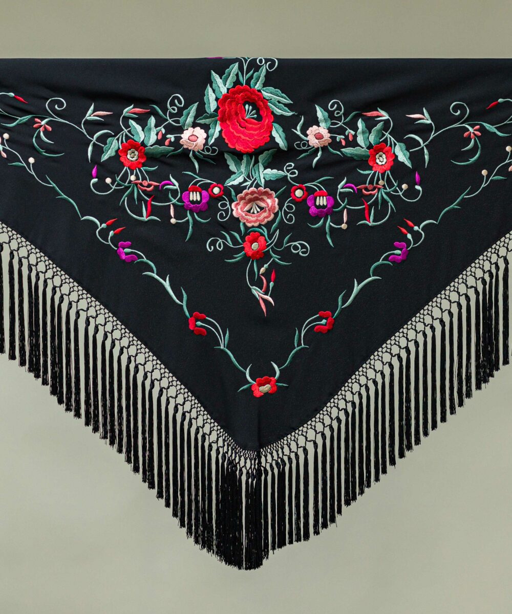 Nuestro mantoncillo de flamenca bordado está realizado con crespón y tienen diferentes flecos, colores y tejidos. Ideal para eventos y feria.