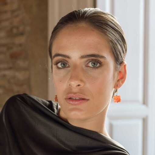 ¿Vas a salir y no sabes qué ponerte? Los Pendientes Fiesta  Sugar están listos para ser tus favoritos del verano. Elige el color que más te favorezca. Son los pendientes de invitada de boda más favorecedores.