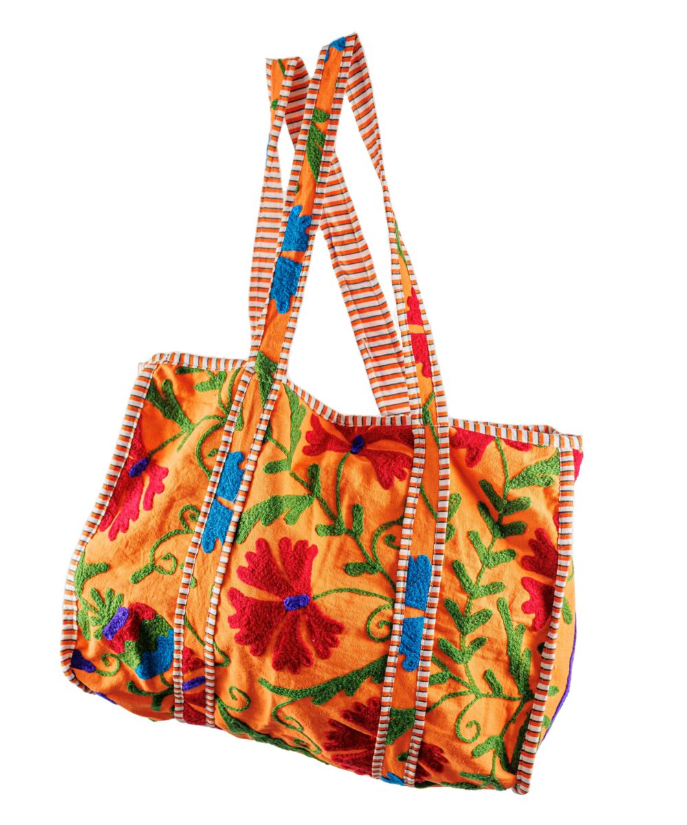 Bolso bordado diseño exclusivo de Darwin Collection, un bolso perfecto paréala playa, para uso diario o para irte de viaje. Este bolso está bordado a mano y creado con tejido suzani, solo existen cuatro modelos en el mundo.