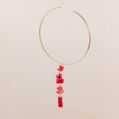 La cadena con charm de corales Marta DW es una joya perfecta para autoregalarte, es un collar de raíz de coral muy llamativo y versátil para tus looks.