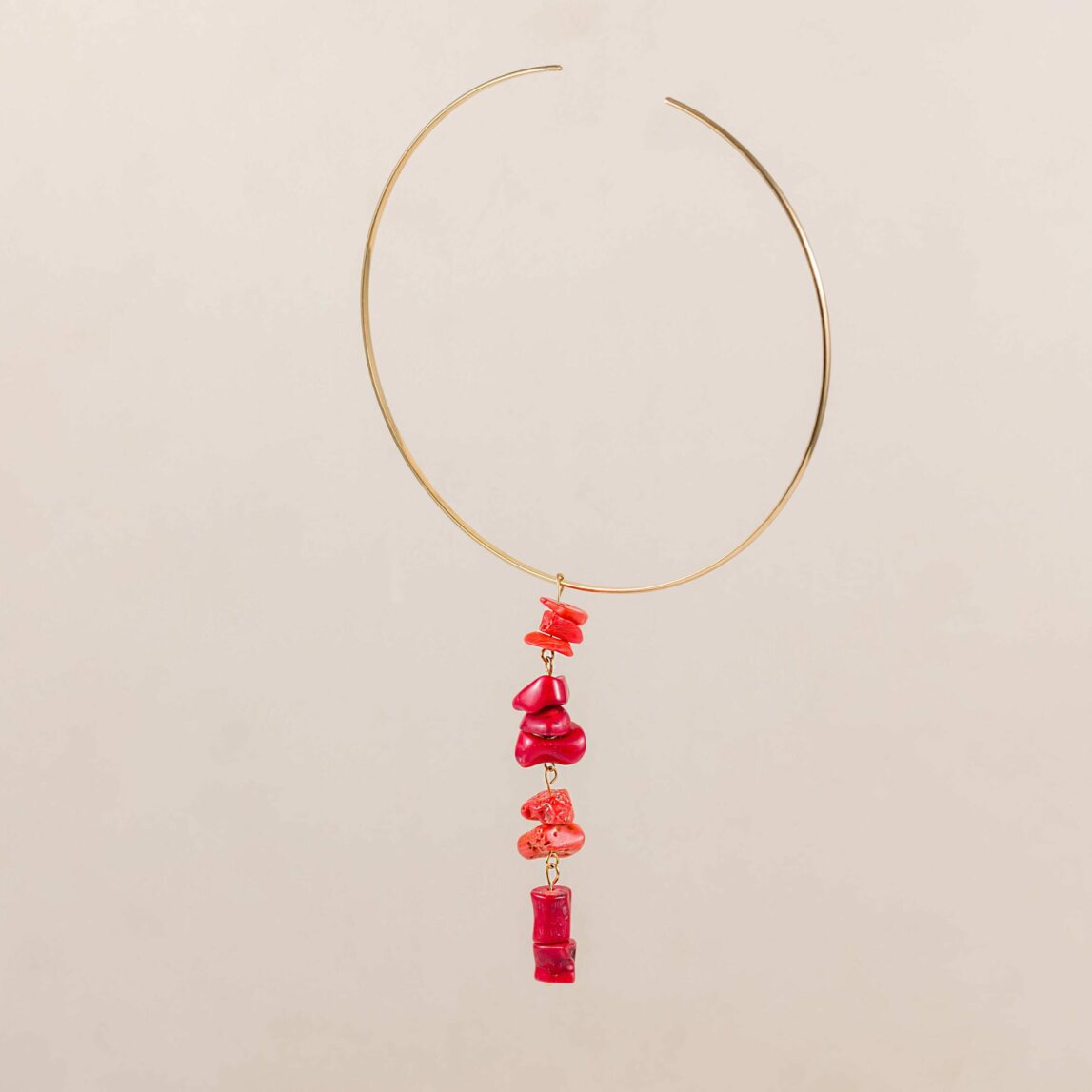 La cadena con charm de corales Marta DW es una joya perfecta para autoregalarte, es un collar de raíz de coral muy llamativo y versátil para tus looks.