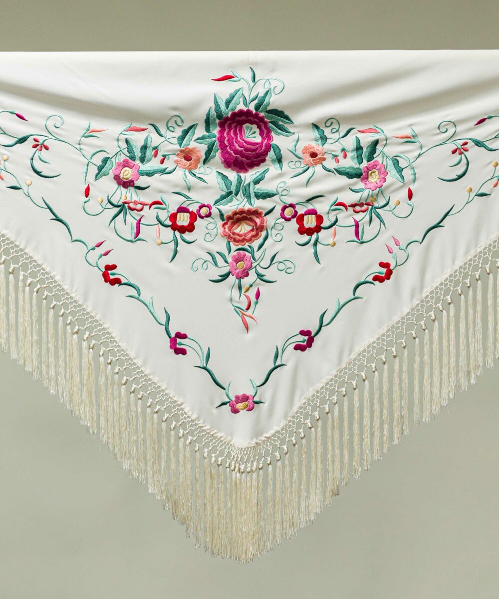 El mantoncillo bordado flores crespón en beige es un básico, puedes combinar nuestro mantón bordado con varios colores de vestido y flores de flamenca.