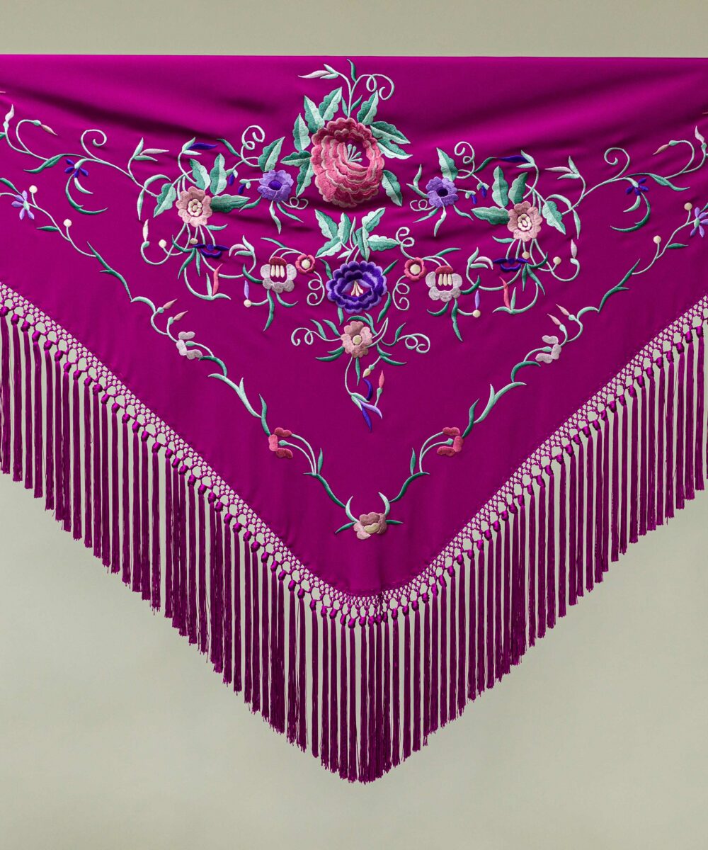 El mantoncillo bordado flores crespón buganvilla es un básico, puedes combinar nuestro mantón bordado con varios colores de vestido y flores de flamenca.