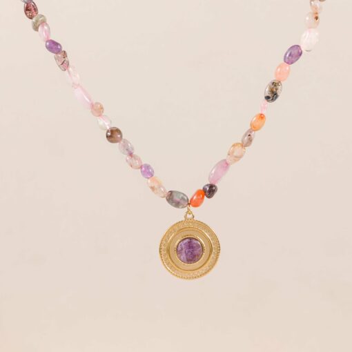 El Collar Mumbai DW está inspirado en la India, lleva una combinación de piedras naturales en tonos cálidos que resaltará el color de tu piel.