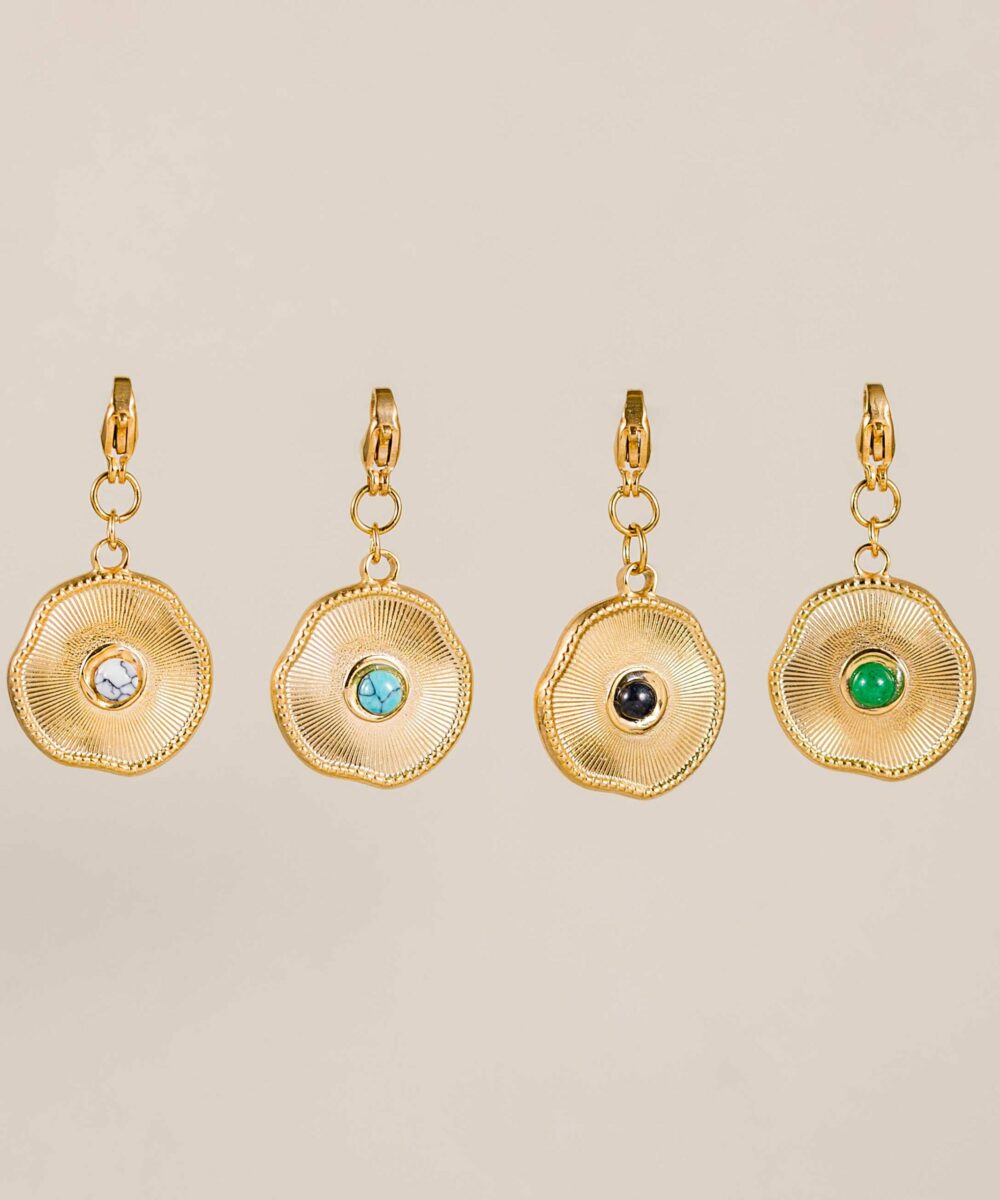 El Charm Tina es el complemento perfecto para cualquier cadena dorada de tu joyero que quieras convertir en una joya más especial.