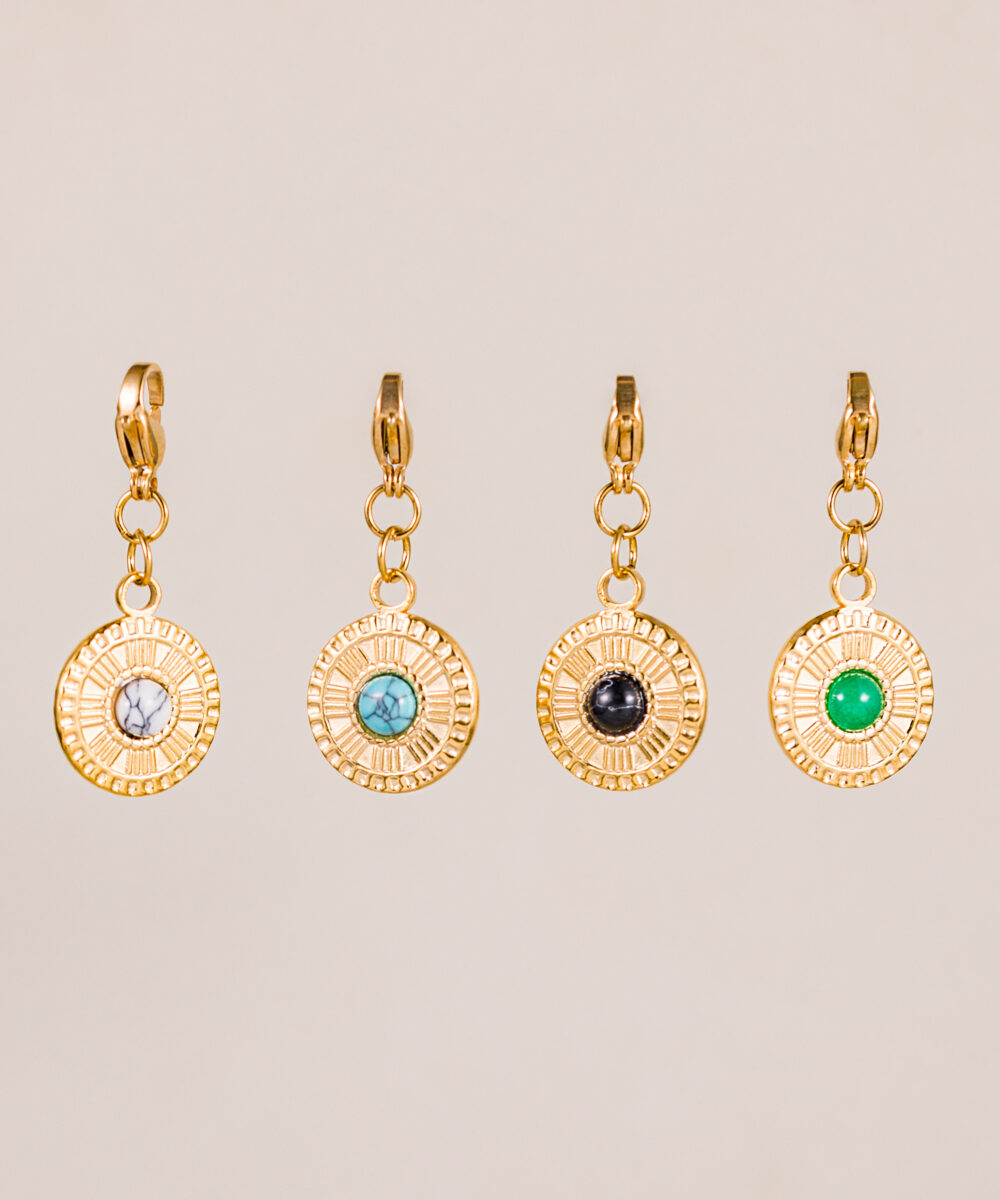 El Charm Turner es el complemento perfecto para darle un toque de color a cualquiera de tus cadenas doradas que tengas en el joyero.