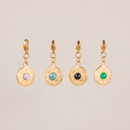 El Charm Turner es el complemento perfecto para darle un toque de color a cualquiera de tus cadenas doradas que tengas en el joyero.