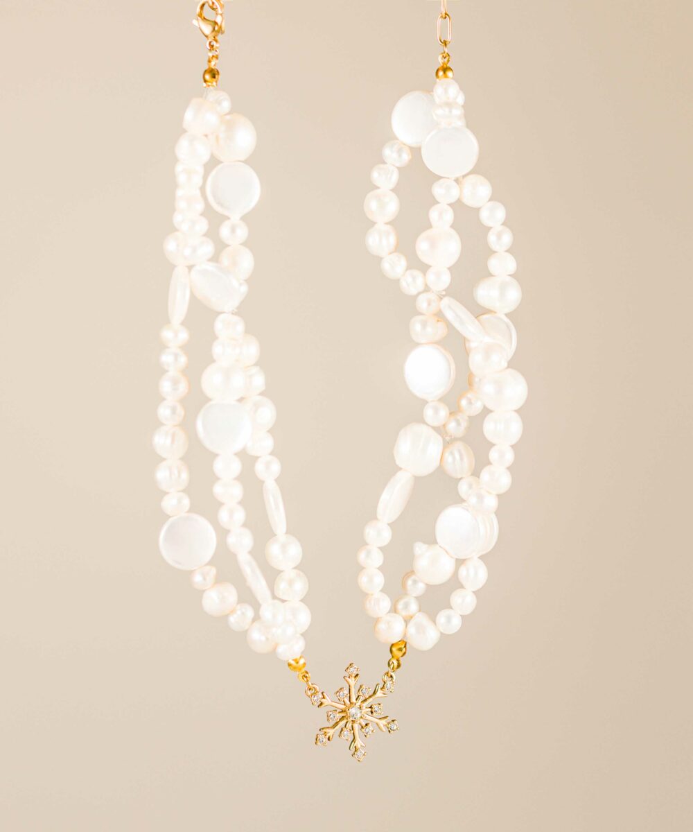 El choker de novia Chloé es la joya para novia que se volverá viral. Un collar de perlas con el que combinar tu tocado de novia con nuestras horquillas. Es de estilo vintage.