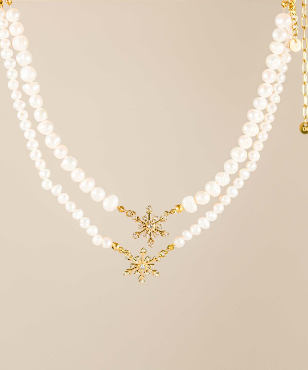 El Choker Nicola mezcla la pureza de las perlas de agua y la luz de las circonitas de su estrella central para hacerte brillar con luz propia.