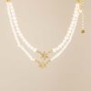 El Choker Nicola mezcla la pureza de las perlas de agua y la luz de las circonitas de su estrella central para hacerte brillar con luz propia.