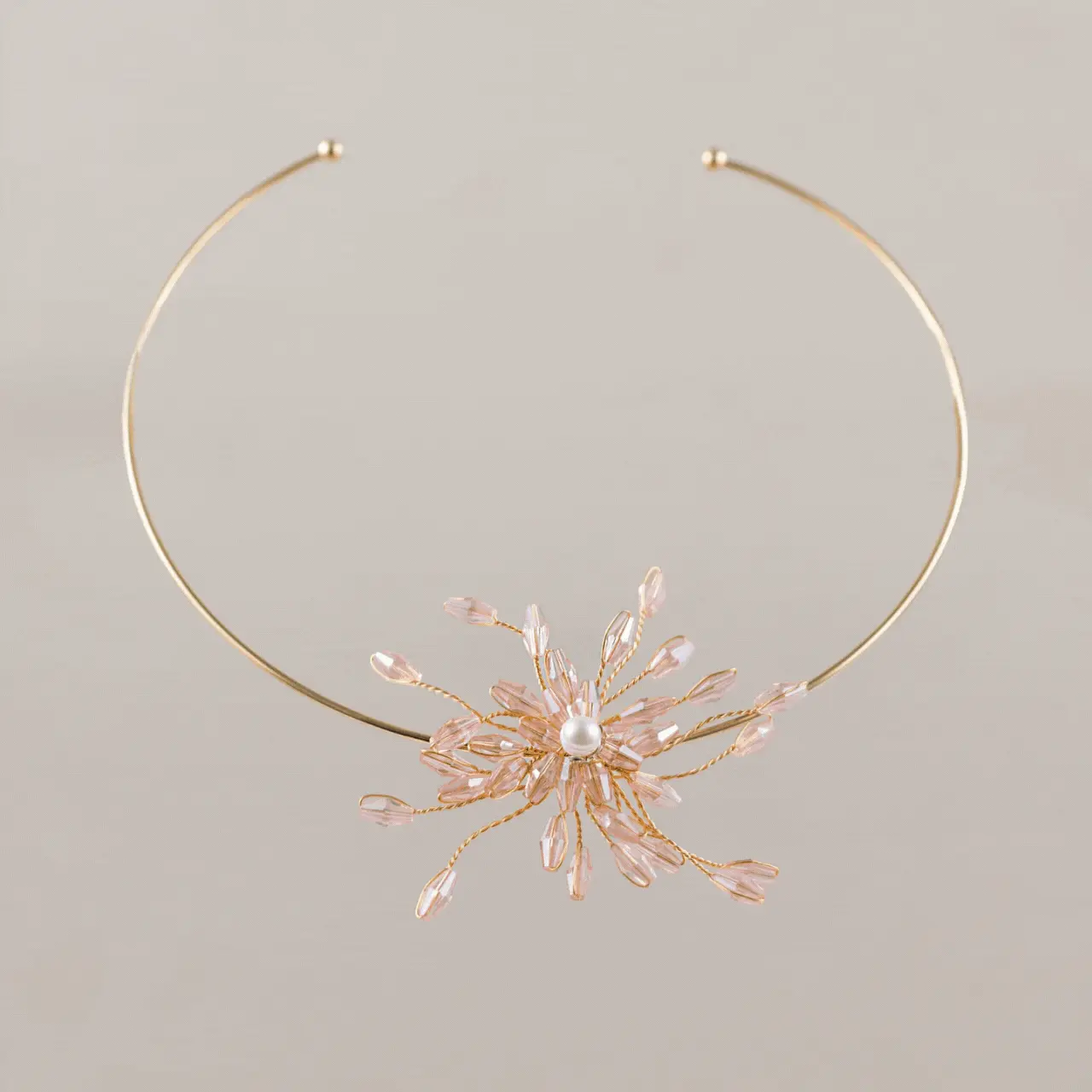 Te traemos el Choker Flor pensado para mujeres rompedoras e innovadoras que quieran hacer de sus joyas el complemento ideal. 