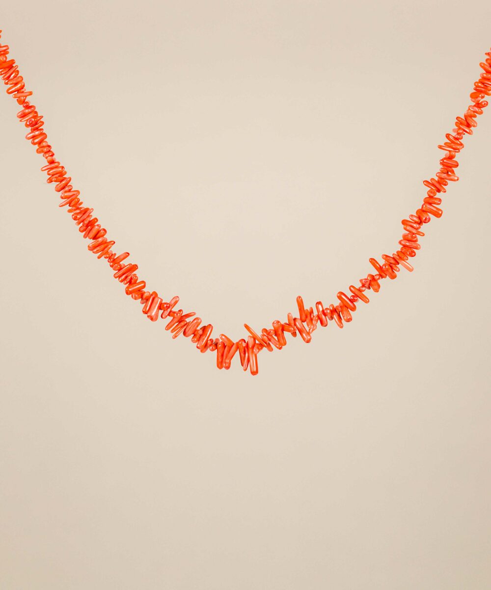 El Collar Portil está compuesto por hermosas piedras de coral en un vibrante color naranja, que es perfecto para lucir este verano.