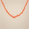 El Collar Portil está compuesto por hermosas piedras de coral en un vibrante color naranja, que es perfecto para lucir este verano.