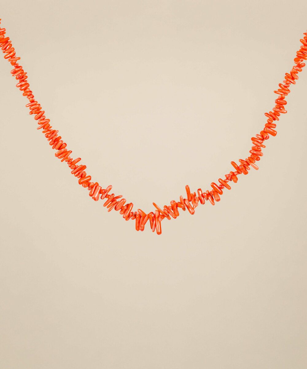 El Collar Portil está compuesto por hermosas piedras de coral en un vibrante color naranja, que es perfecto para lucir este verano.