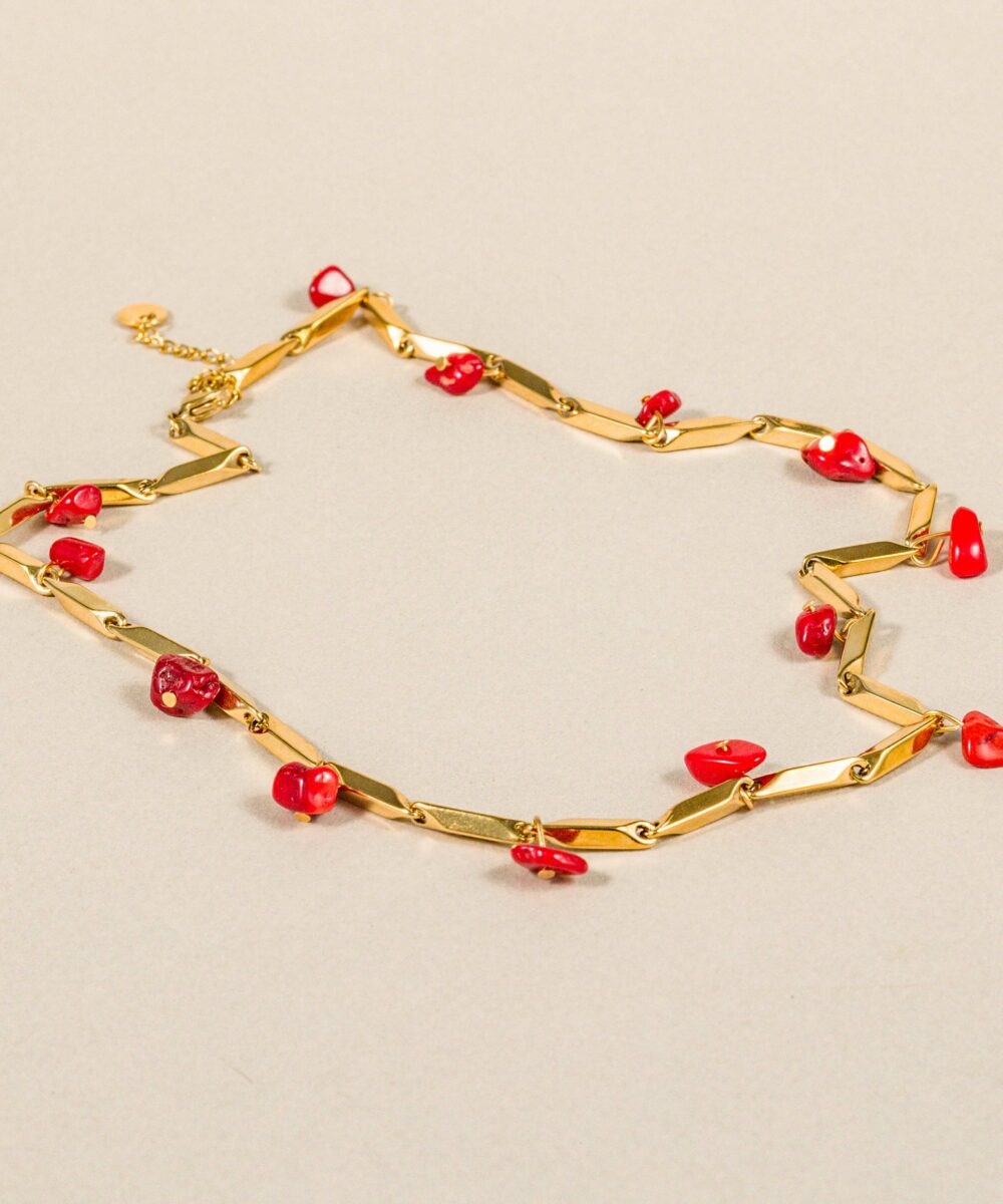 Te presento la Cadena Sagres, ¡un diseño espectacular que te va a enamorar! Combina a la perfección la cadena dorada con el color de sus piedras.