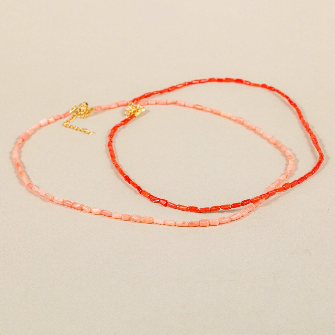 El Collar Sabinillas será tu imprescindible de este verano. Es una pieza formada con piedras de coral alargadas y planas en rojo o salmón.