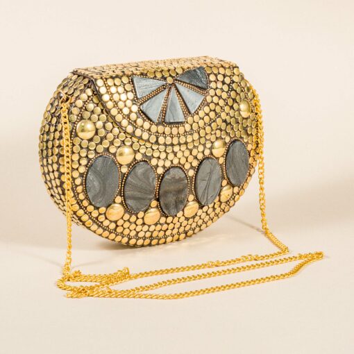 El Bolso de fiesta Latón Negro la opción perfecta para rematar tu outfit, ya sea para elevar un look de diario o uno más especial de invitada.