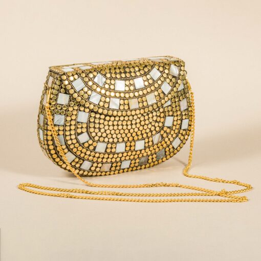 El Bolso de fiesta Latón Blanco es el complemento que estabas buscando para realzar tu look de invitada más cool. No te arrepentirás.