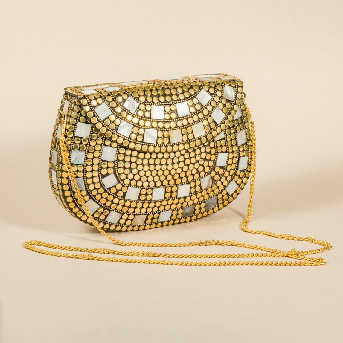 El Bolso de fiesta Latón Blanco es el complemento que estabas buscando para realzar tu look de invitada más cool. No te arrepentirás.