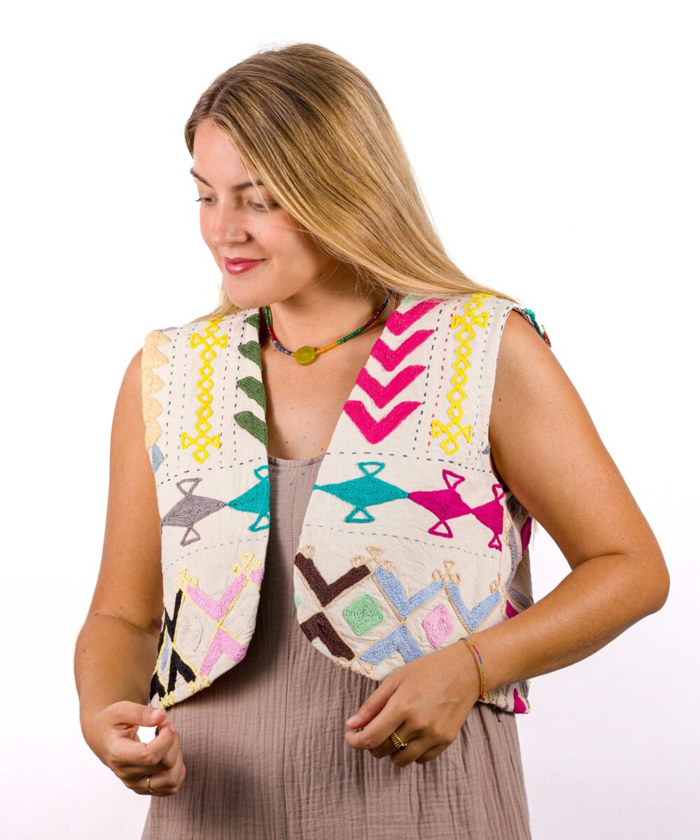 El chaleco corto bordado en tejido suzani es la prenda que te salvará los looks de verano. Un chaleco bordado a mano con mucho color y lleno de personalidad.