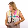 El chaleco corto bordado en tejido suzani es la prenda que te salvará los looks de verano. Un chaleco bordado a mano con mucho color y lleno de personalidad.