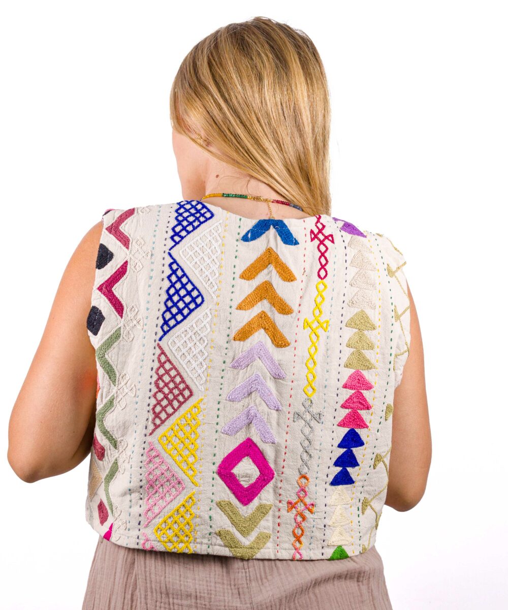El chaleco corto bordado suzani es una de las prendas más vendidas, y no es para menos, nuestro chaleco bordado de mujer está lleno de color y versatilidad