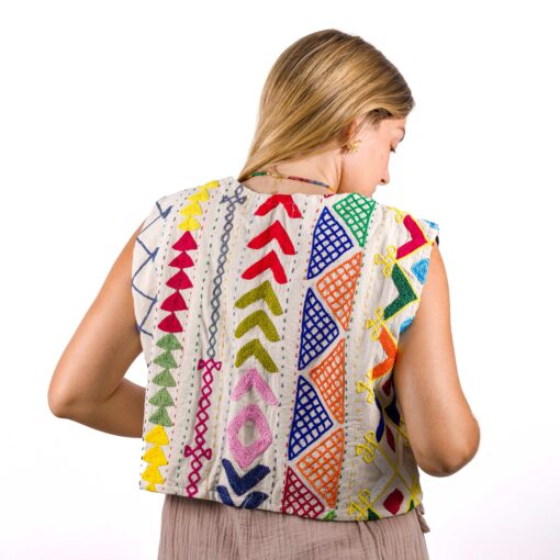 El chaleco bordado suzani Raw es la perfecta mezcla entre color y diseño, un chaleco bordado a mano con el que serás el blanco de todas las miradas.