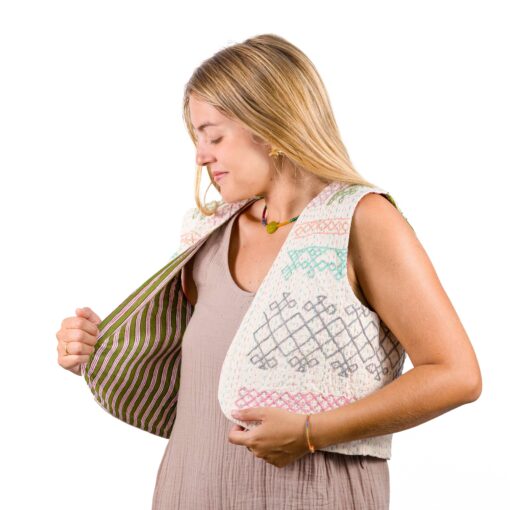Una prenda exclusiva y muy versátil, así es nuestro chaleco bordado suzani uxche. Un chaleco corto bordado a mano en tonos pasteles con estampado geométrico
