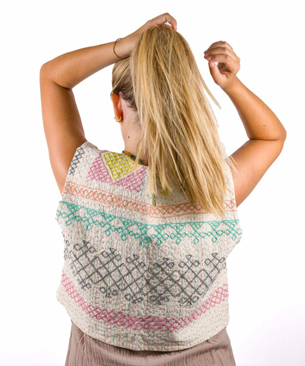 el diseño exclusivo de chaleco bordado con tejido suzani está en Darwin Collection. El chaleco más versátil y bonito del verano.