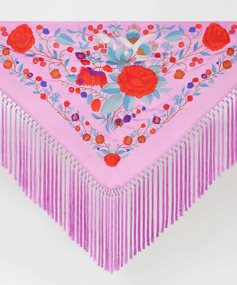 En Darwin Collection tenemos una amplia colección de mantoncillos bordados, nuestro mantoncillo chicuelo rosa forma parte de la colección flamenca 2024, un mantones de flamenca bordado en colores con flecos largos y un enrejado precioso.