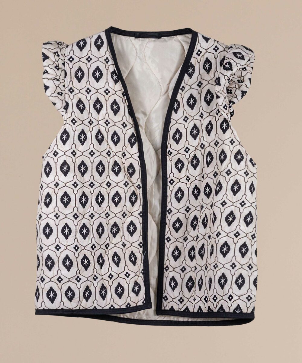 ¡El Chaleco acolchado Mimi es el must-have de la temporada! No puede faltar en tu armario para complementar prendas básicas con estilo.