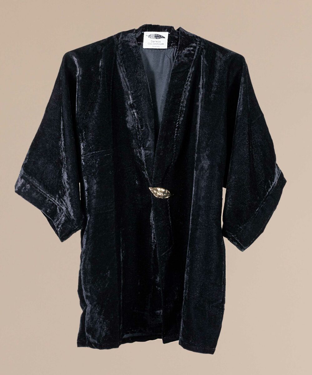 El Kimono de invitada de terciopelo Lindsay negro será el complemento perfecto para hacer brillar tu look de invitada. Marca tendencia en tu próximo evento!