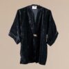 El Kimono de invitada de terciopelo Lindsay negro será el complemento perfecto para hacer brillar tu look de invitada. Marca tendencia en tu próximo evento!