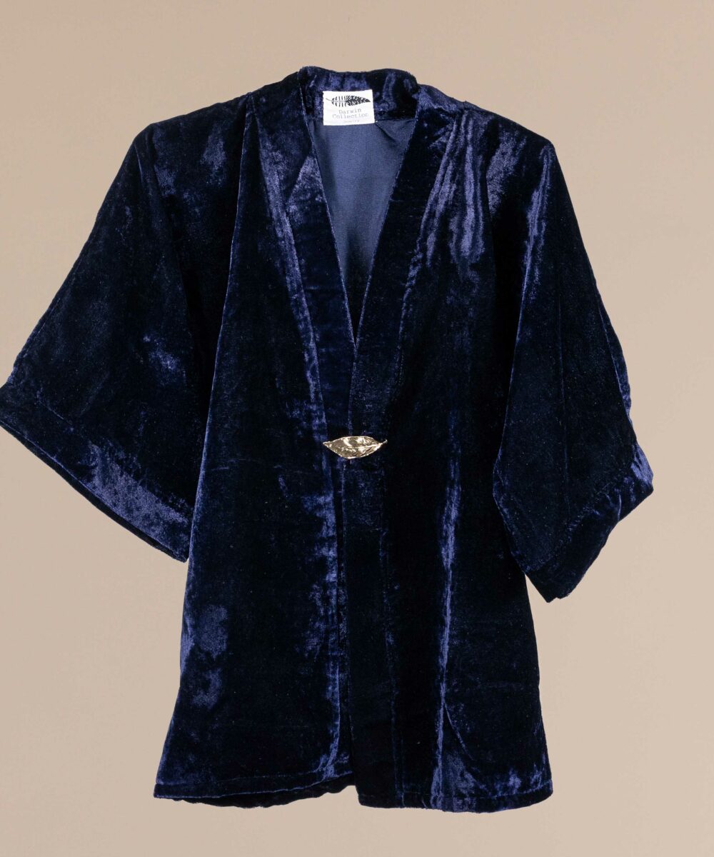 El Kimono de terciopelo Lindsay azul noche será el complemento perfecto para hacer brillar tu look de invitada. Marca tendencia en tu próximo evento!
