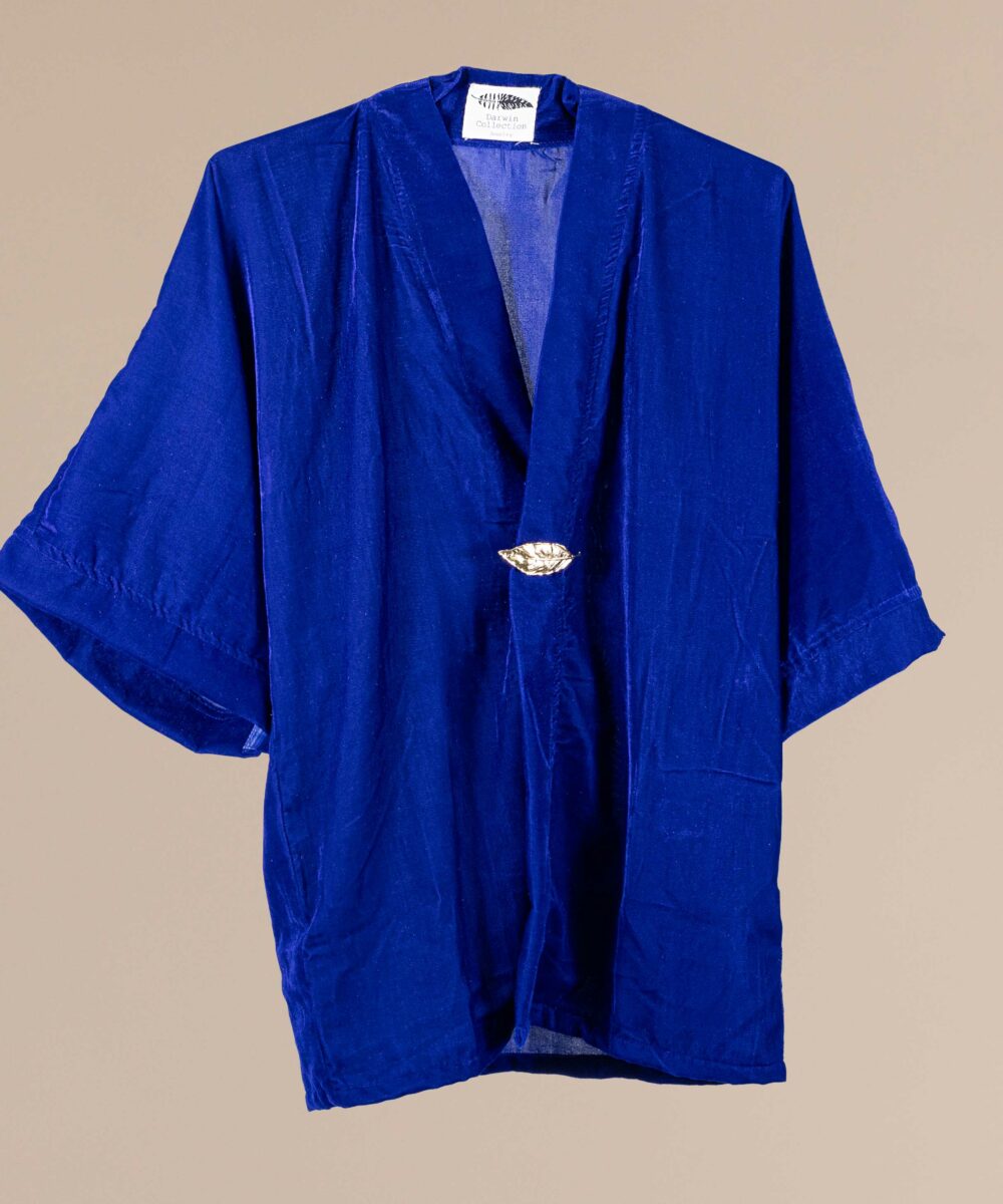 El Kimono de terciopelo Lindsay azul klein será el complemento perfecto para hacer brillar tu look de invitada. Marca tendencia en tu próximo evento!