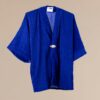 El Kimono de terciopelo Lindsay azul klein será el complemento perfecto para hacer brillar tu look de invitada. Marca tendencia en tu próximo evento!