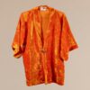 El Kimono de terciopelo Lindsay naranja será el complemento perfecto para hacer brillar tu look de invitada. Marca tendencia en tu próximo evento!