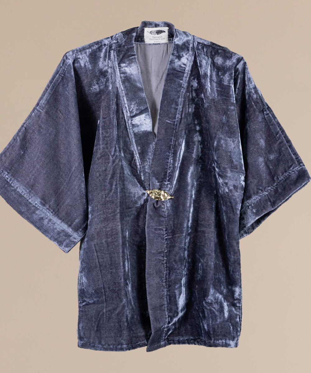 El Kimono de invitada de terciopelo Lindsay gris será el complemento perfecto para hacer brillar tu look de invitada. Marca tendencia en tu próximo evento!
