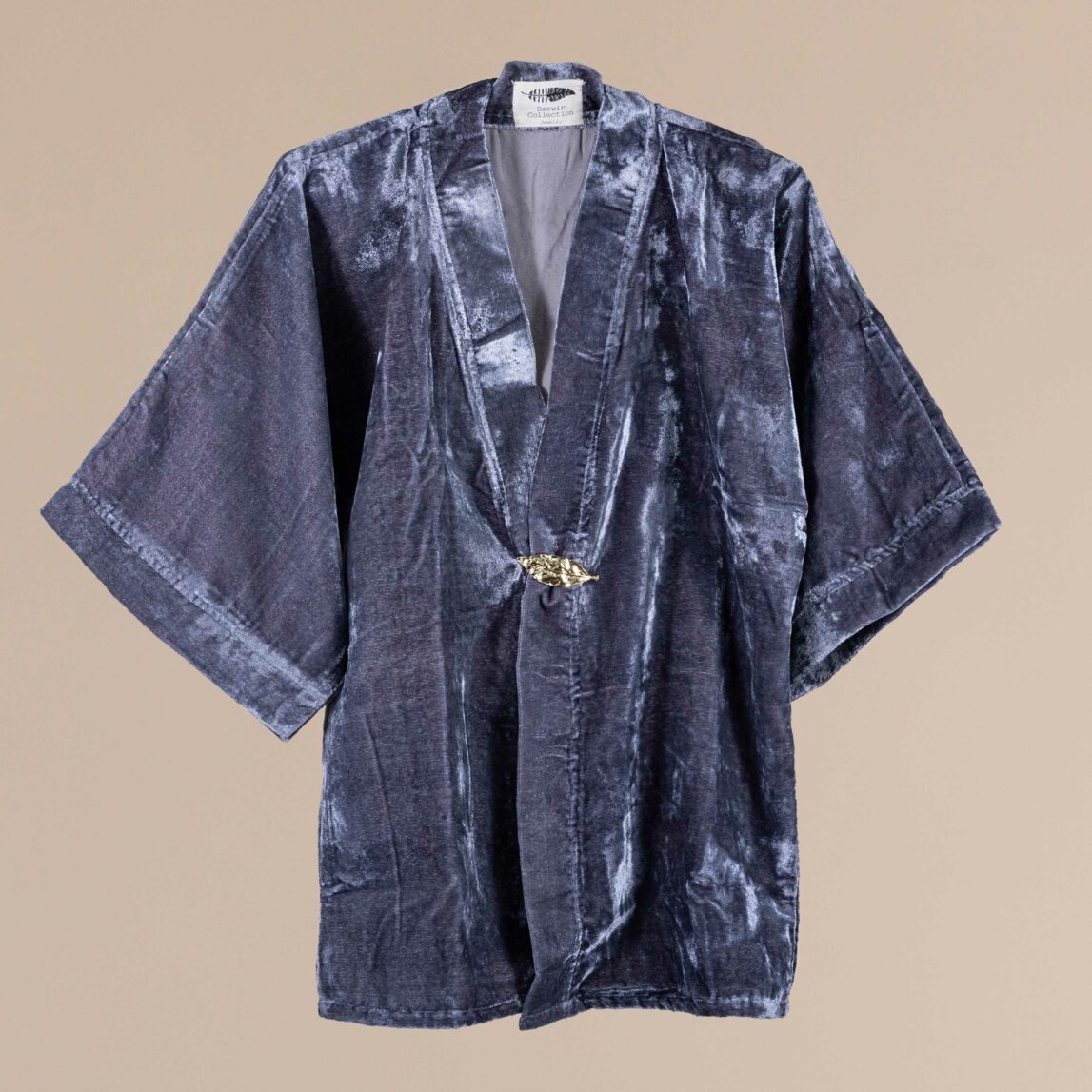 El Kimono de invitada de terciopelo Lindsay gris será el complemento perfecto para hacer brillar tu look de invitada. Marca tendencia en tu próximo evento!