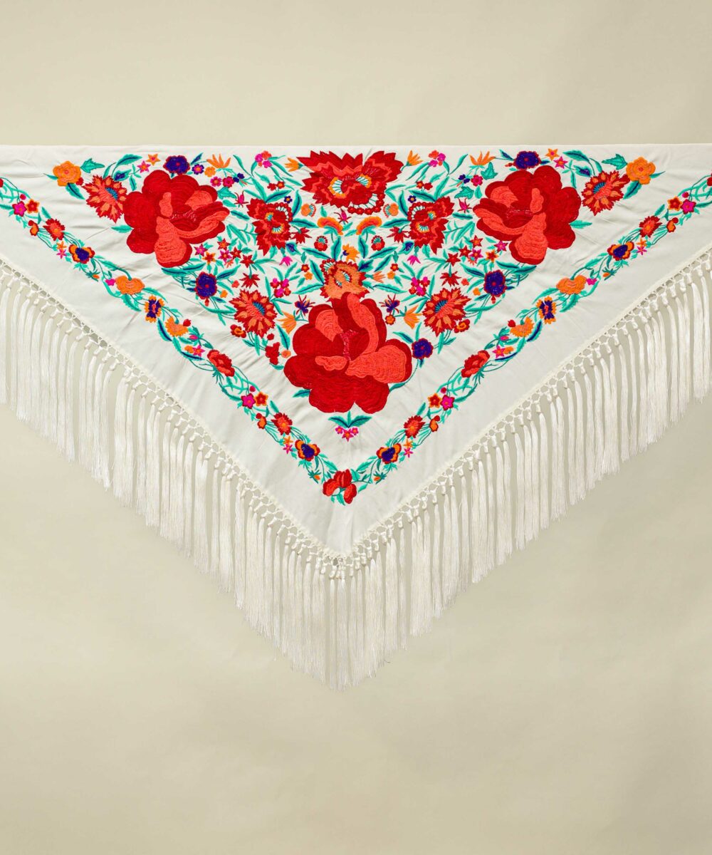 El mantoncillo Fandango crudo es perfecto para cualquier look flamenco 2024. Un mantoncillo crudo bordado en seda con colores y fleco de borlón.