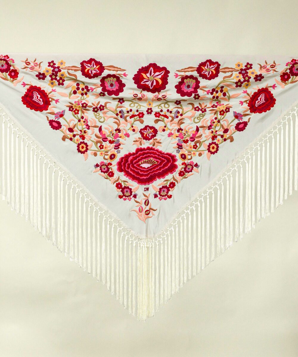 ¡Atrévete a lucir única y elegante en la próxima feria con el Mantoncillo Lola DW en crudo! Otro diseño propio de la colección flamenca 2024.