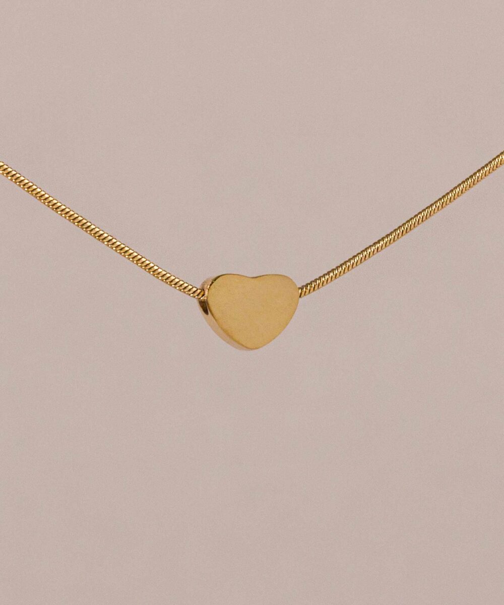 ¡Descubre la Cadena Corazón dorado de Darwin Collection! Es ese complemento básico y elegante que enriquecerá tus combinaciones.