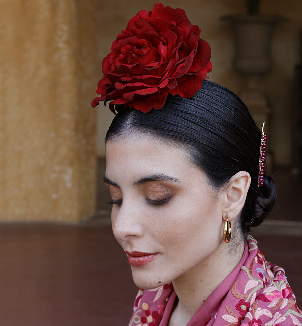 ¡Prepárate para lucir como una auténtica  flamenca con nuestra increíble Flor Flamenca Rosa inglesa roja! Con Darwin, ¡siempre aciertas! ¡Olé!