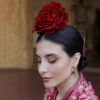 ¡Prepárate para lucir como una auténtica  flamenca con nuestra increíble Flor Flamenca Rosa inglesa roja! Con Darwin, ¡siempre aciertas! ¡Olé!