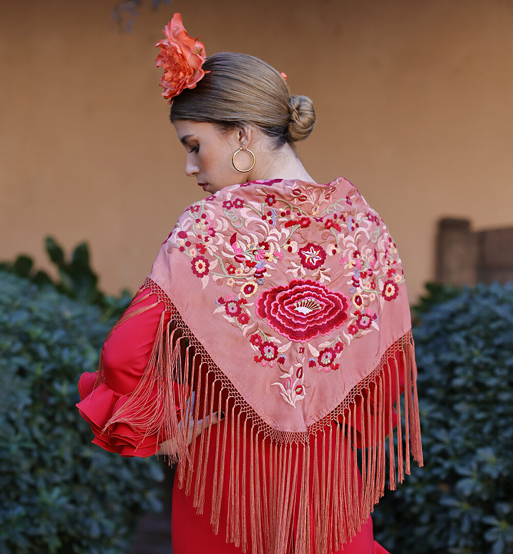 ¡Atrévete a lucir única y elegante en la próxima feria con el Mantoncillo Lola DW en caldera! Otro diseño propio de la colección flamenca 2024.