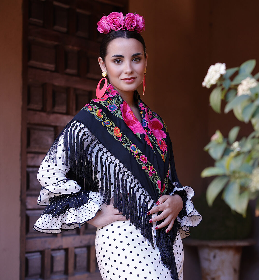 El mantoncillo Fandango negro es perfecto para cualquier look flamenco 2024. Un mantoncillo negro bordado en seda con colores y fleco corto.